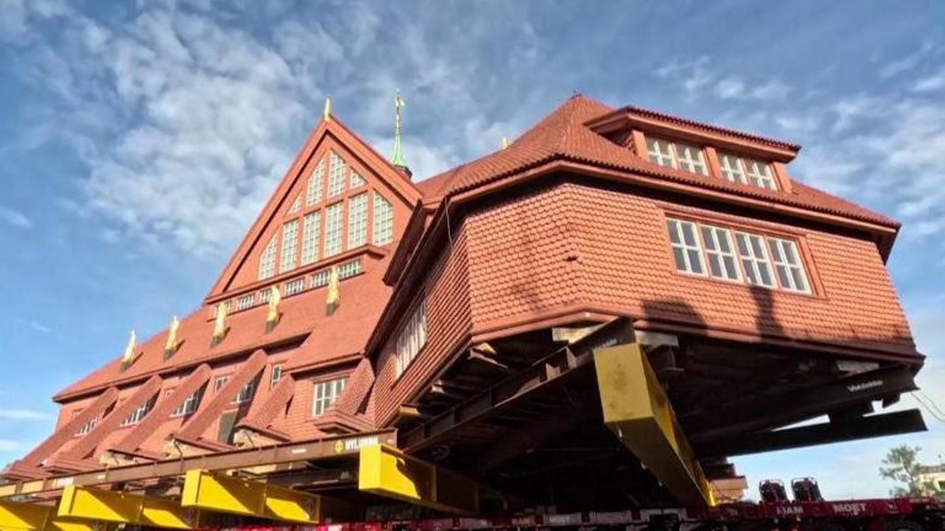 Insólito traslado en Suecia: remolcan de una sola pieza a una enorme iglesia para evitar que se la trague una mina