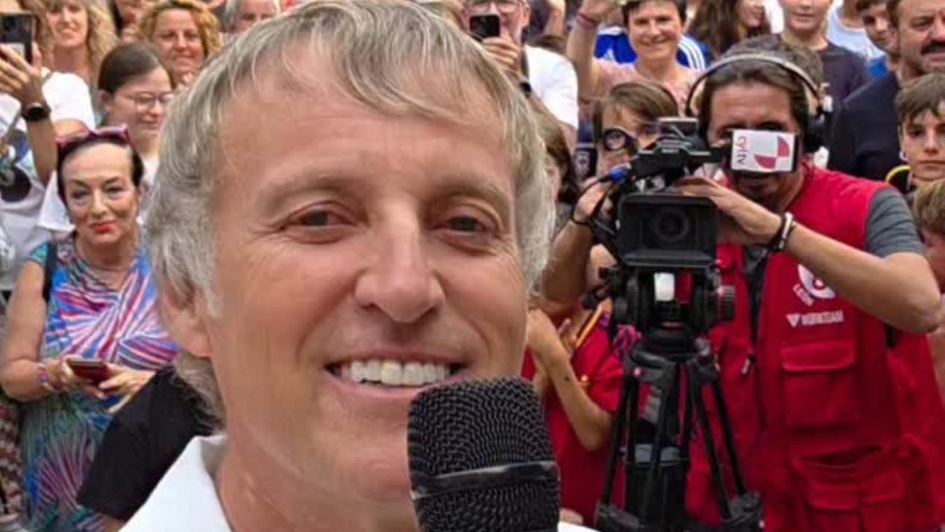 Jesús Calleja, con los habitantes de Fresno de la Vega (León)