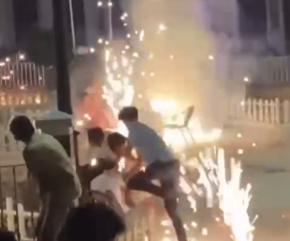 Jóvenes reaccionan tratando de huir del 'Toro de Fuego' en Escacena