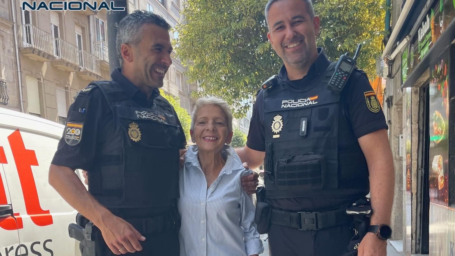 La mujer con los agentes de la Policía Nacional de Vigo que le salvaron la vida