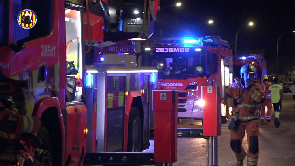 Los Bombers sofocan el incendio de una vivienda en Benifaió, Valencia