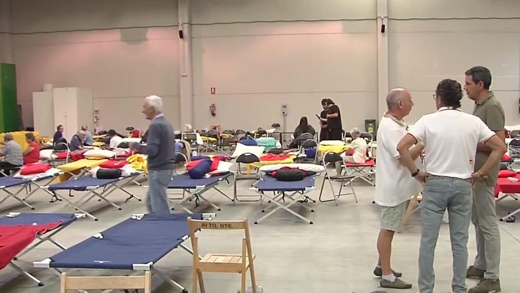 Los equipos de extinción que luchan contra las llamas en Sanabria, Zamora, temen que el viento propague las llamas