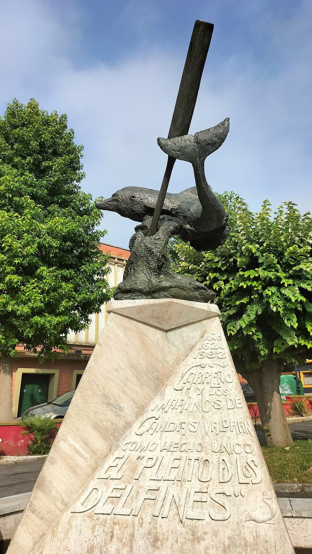 Monumento homenaje al Pleito de los Delfines