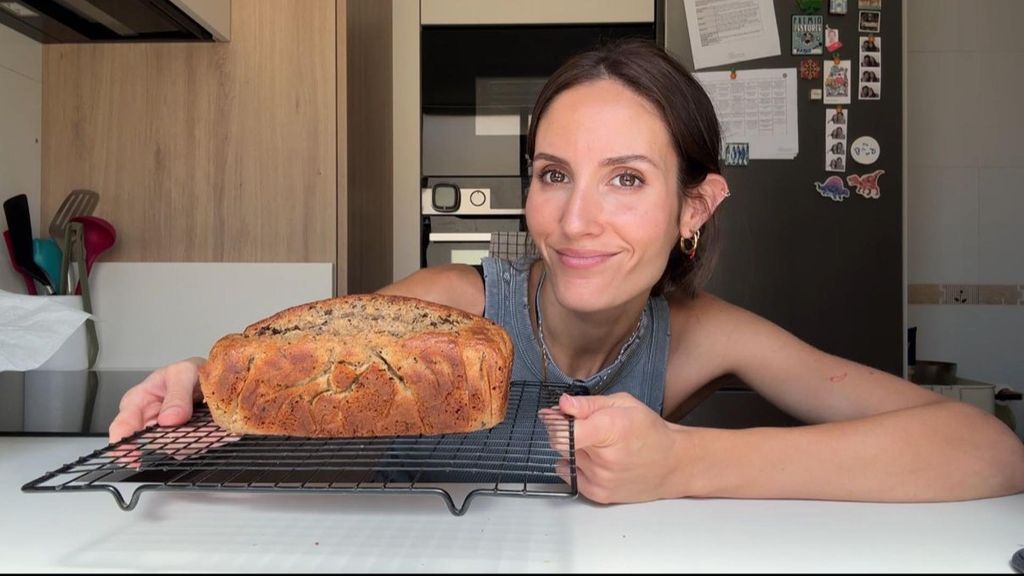 Plátano, chocolate, crema de cacahuete y sin gluten: la receta del bizcocho más blandito y jugoso