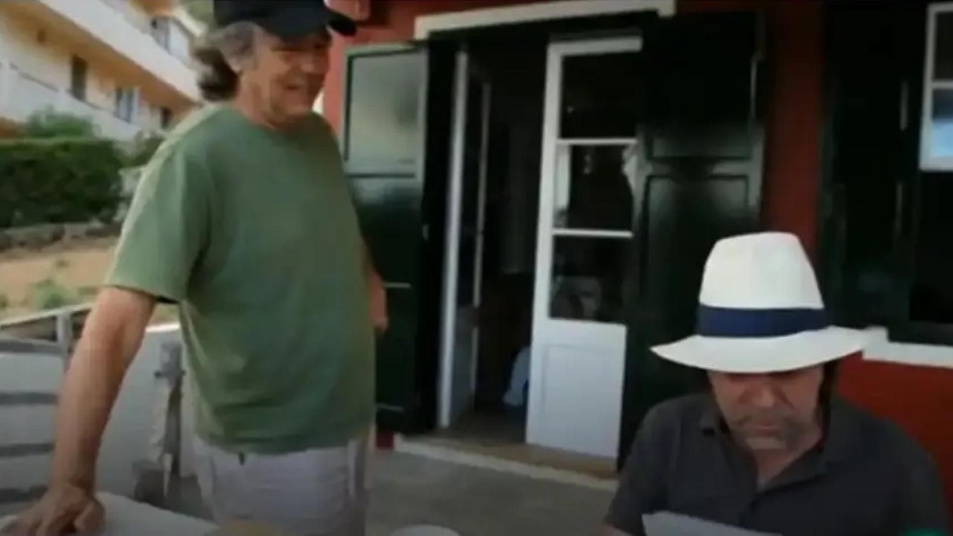 Serrat y Sabina, en el porche de la casa de Mahón
