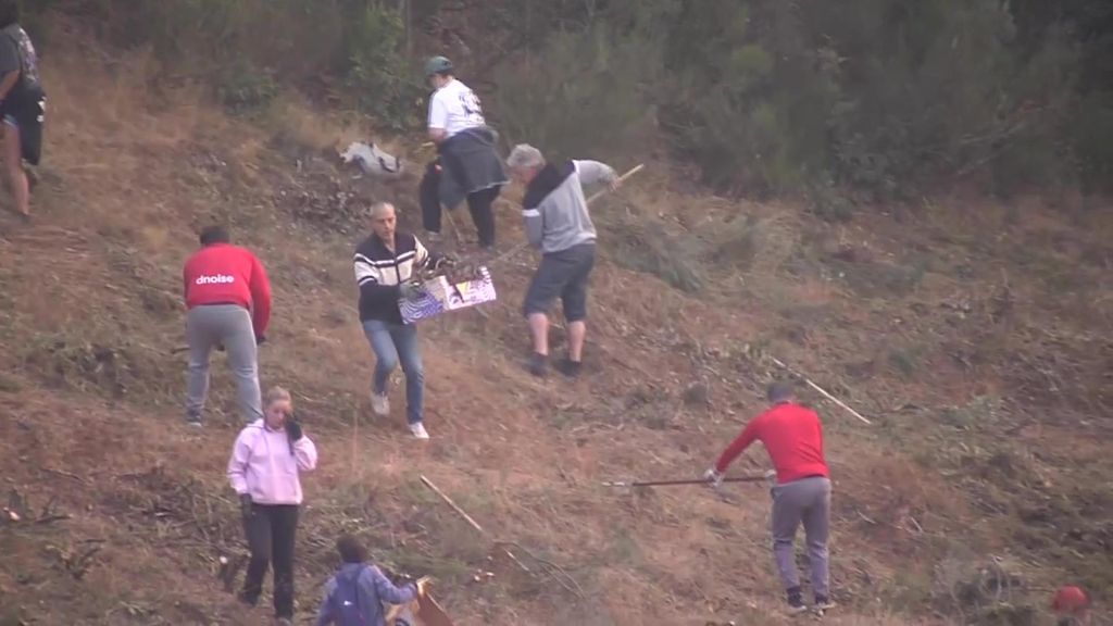Un ejército de voluntarios se organiza en León para evitar que el fuego alcance los Picos de Europa