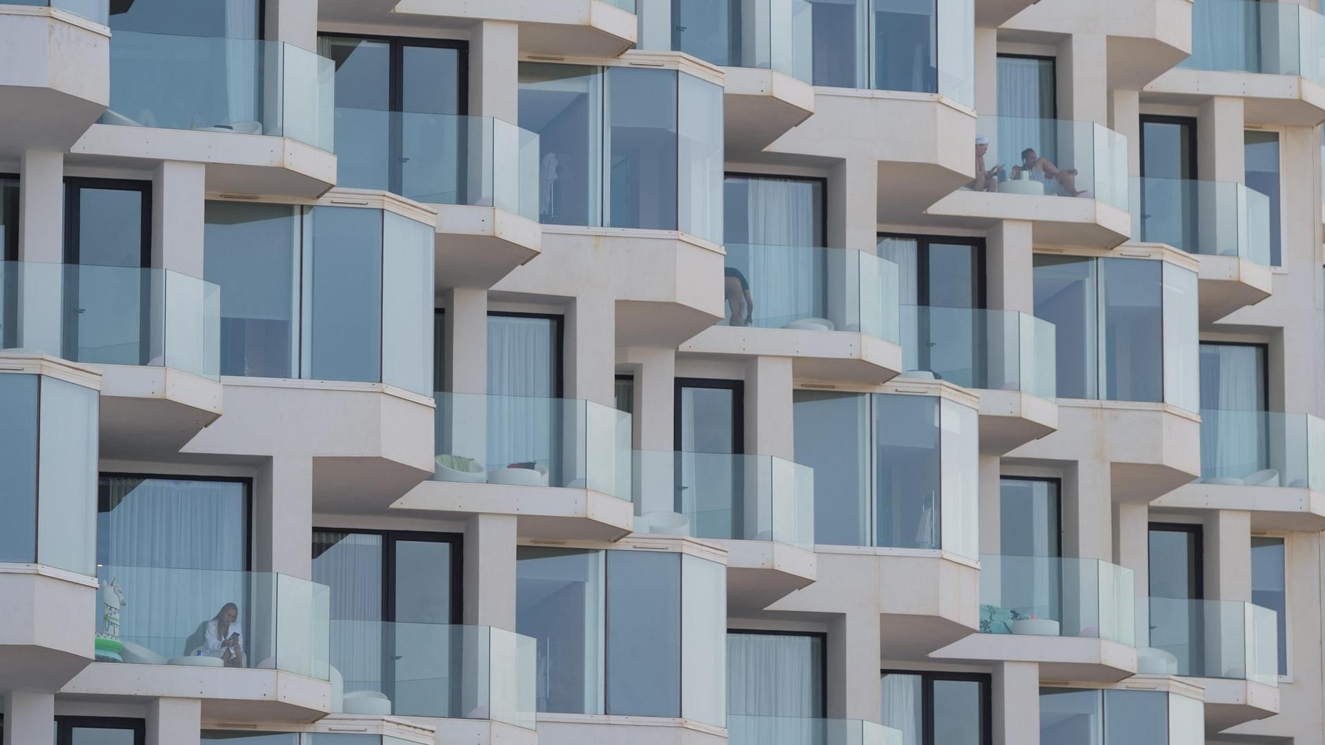 Un joven británico de 22 años herido tras precipitarse desde un tercer piso en Ibiza