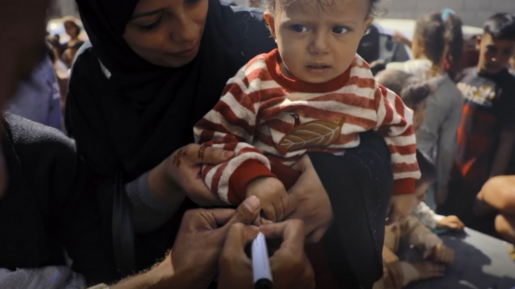‘Una amenaza silenciosa en Gaza’, el documental que sigue al doctor Yunes en su lucha contra la polio en plena guerra