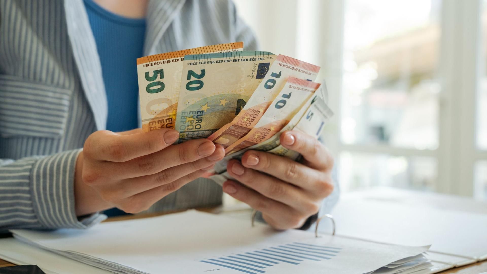 Una mujer contando dinero