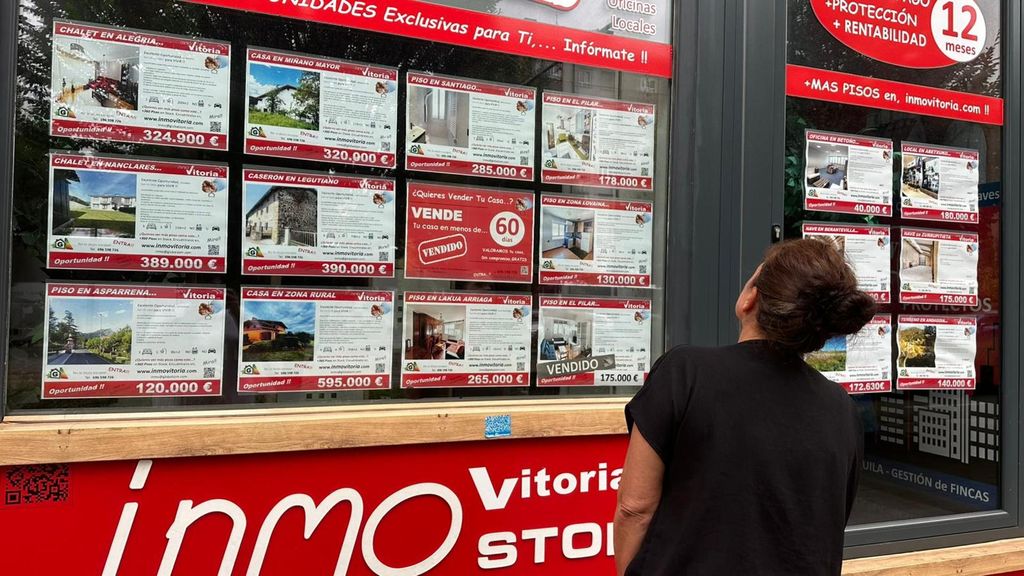 Una persona observa las ofertas en una inmobiliaria de la capital alavesa
