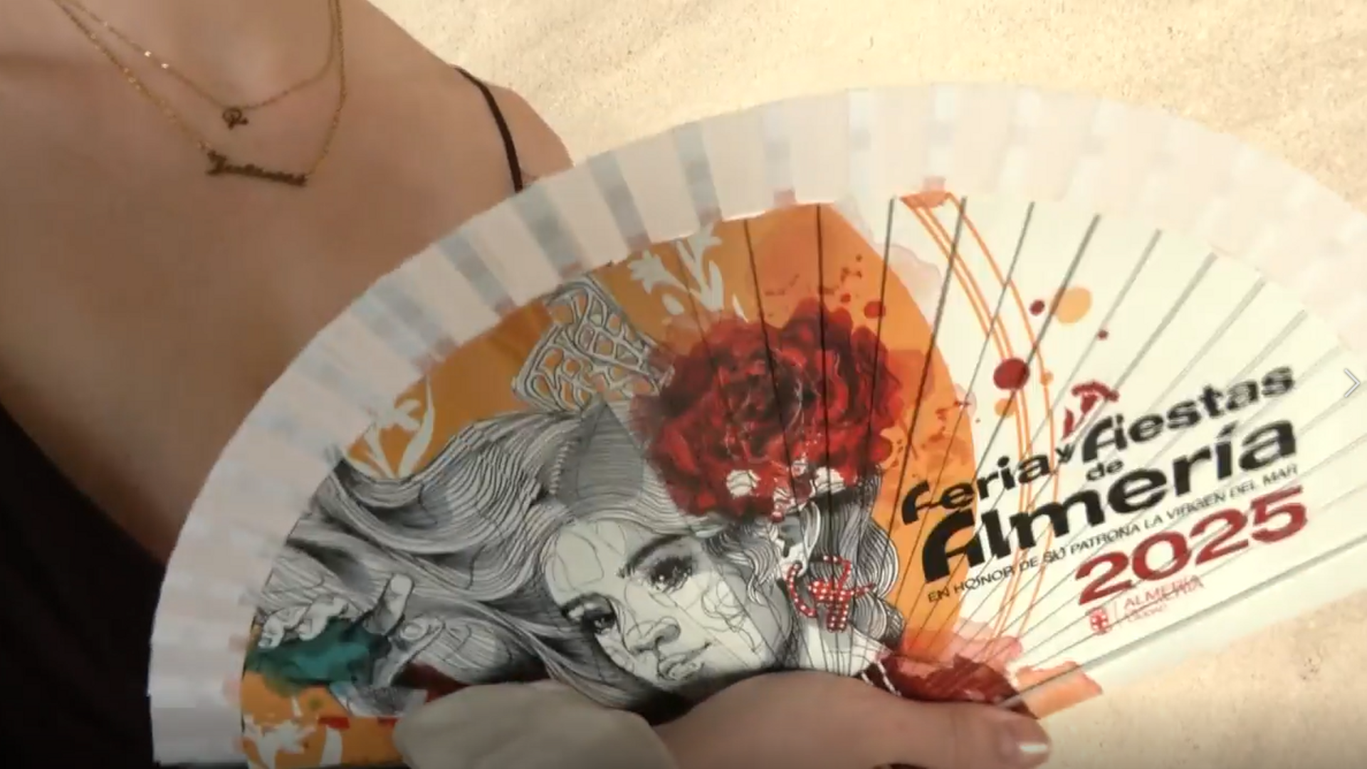 Vuelve la tradición de los abanicos en la Feria de Almería: largas colas para conseguir uno de los 18.000 solidarios