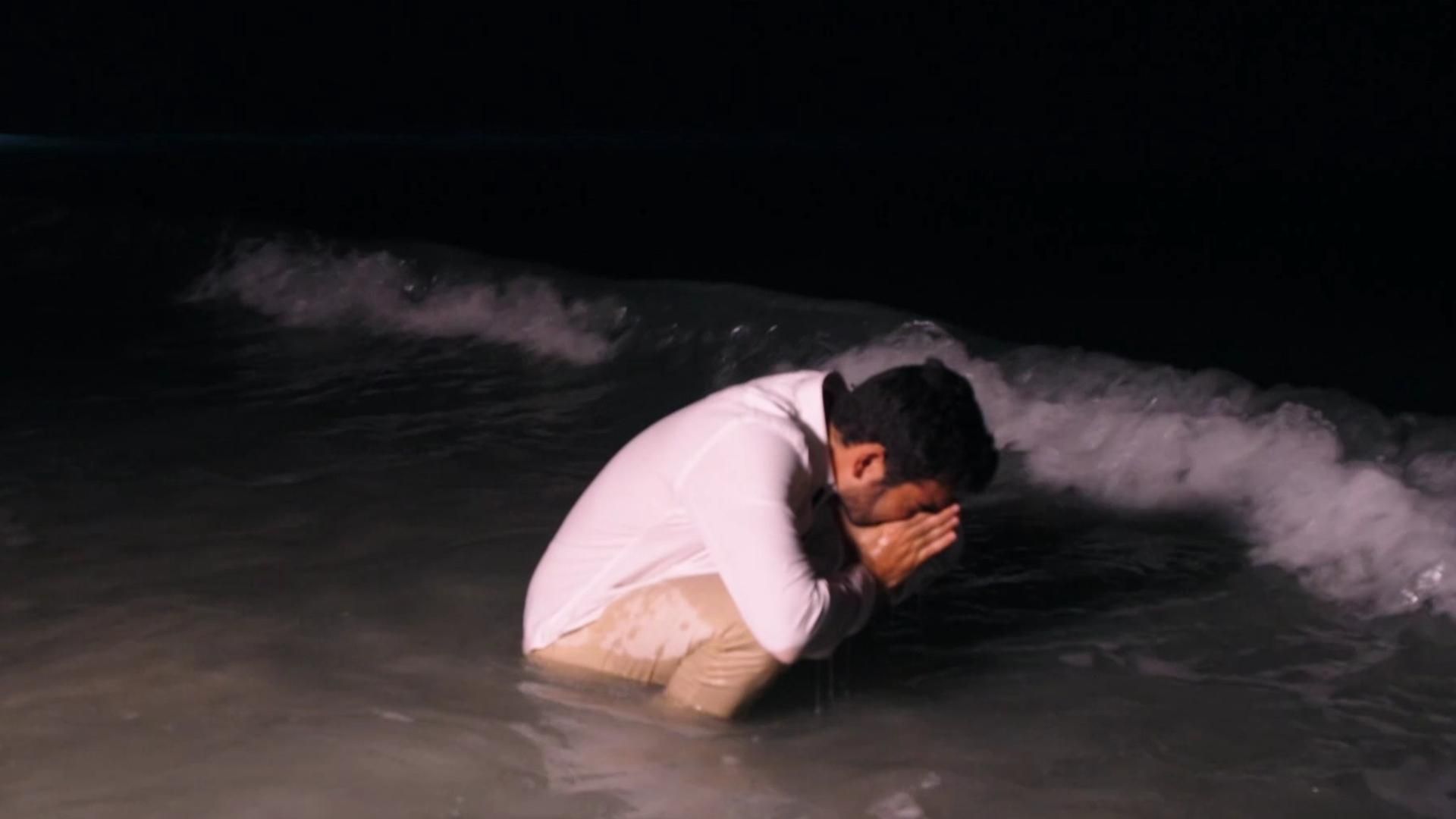 Adrián y su huída viral a la playa tras ver la infidelidad de Naomi Asensi: "¿Se ha metido en el agua no?"