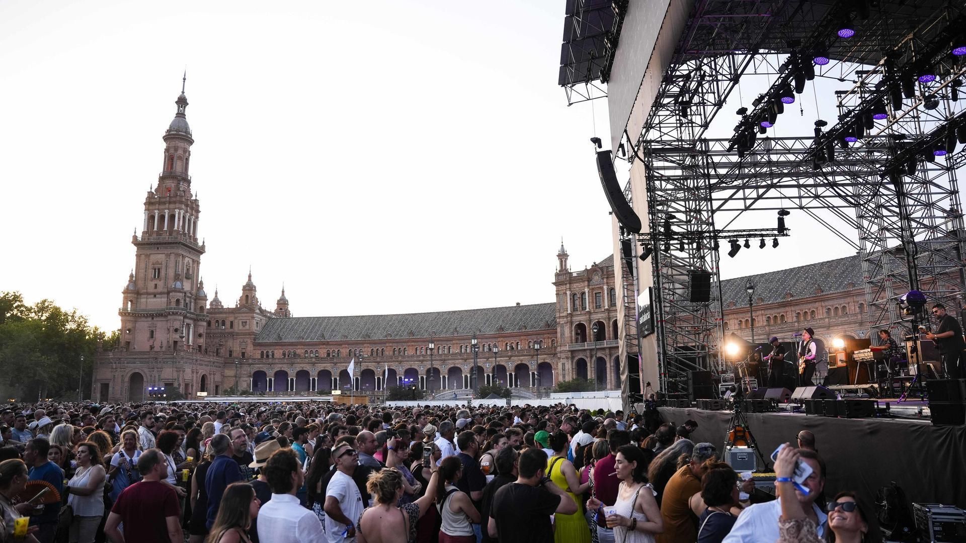 Archivo - Imágenes del concierto de Duncan Dhu en Icónica Fest 2025 en la Plaza de España, a 22 de junio de 2025, en Sevilla (Andalucía, España). Icónica Fest es una evento asentado en la ciudad de Sevilla que se celebra en la Plaza de España.