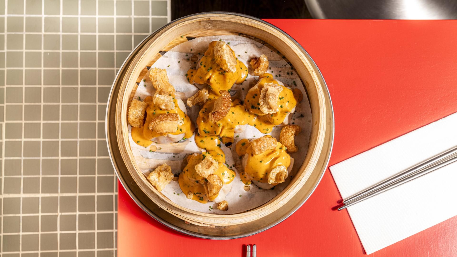 Su bocado más castizo consiste en lomo adobado, salsa brava y torreznos