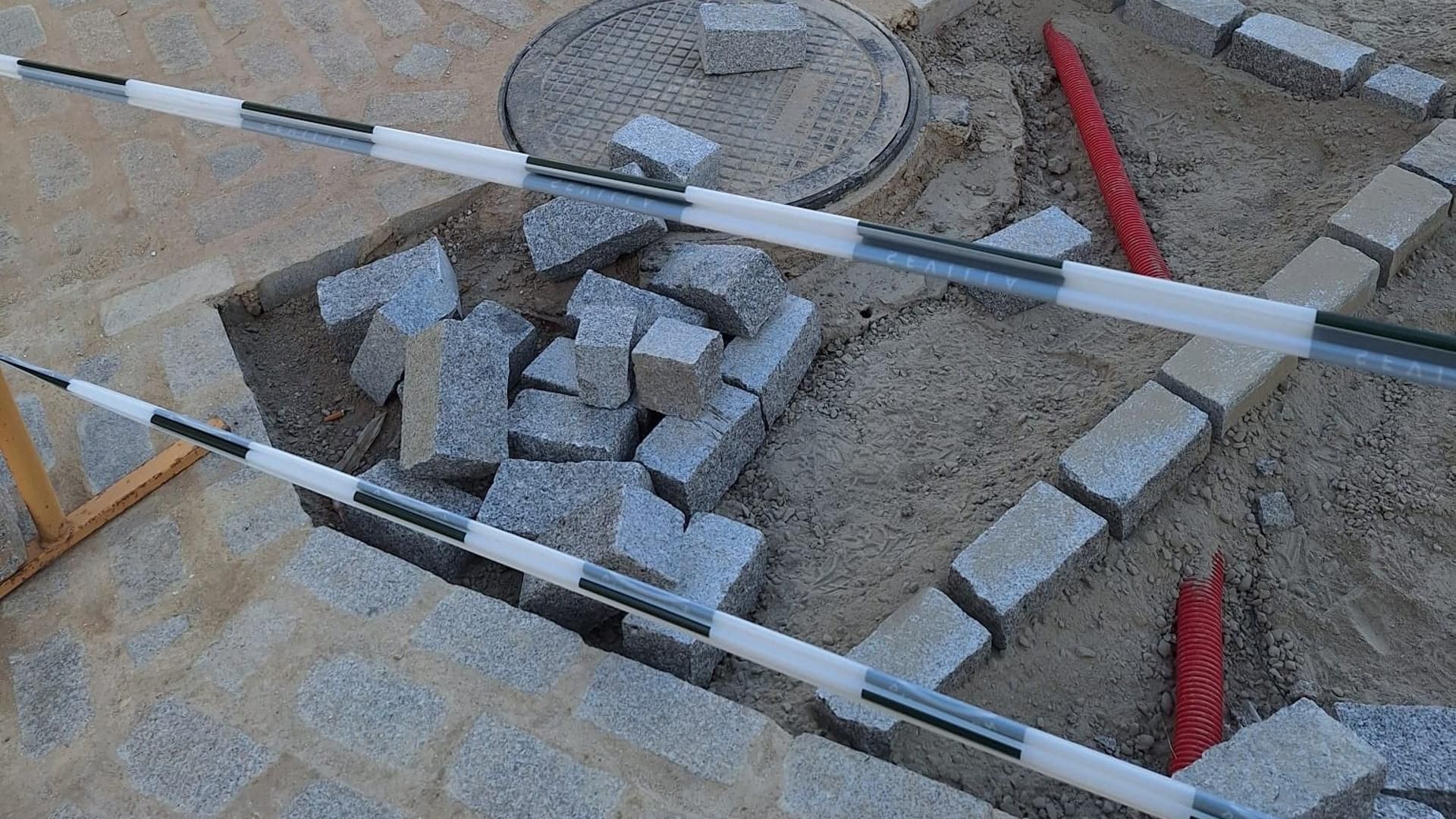 Colocación de adoquines en Constantina, Sevilla