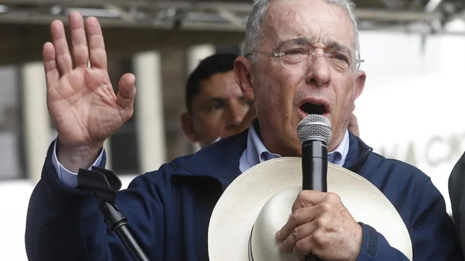 El expresidente colombiano Álvaro Uribe fue condenado a 12 años de prisión domiciliaria por fraude y soborno.