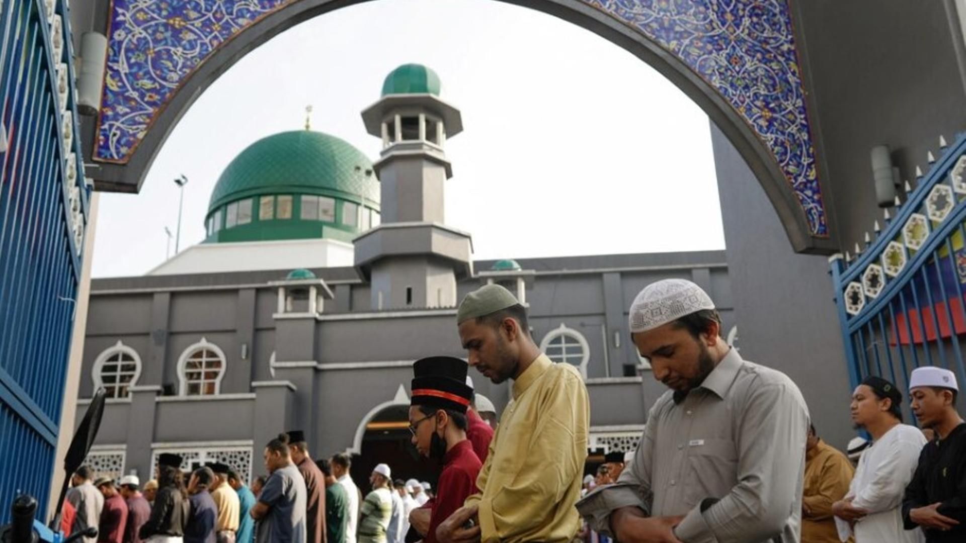 Fieles musulmanes rezan en una mezquita de Kuala Lumpur, Malasia.