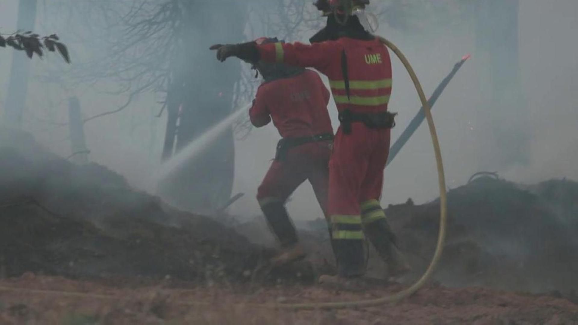 Galicia: los vecinos se unen a brigadistas y bomberos para combatir las llamas