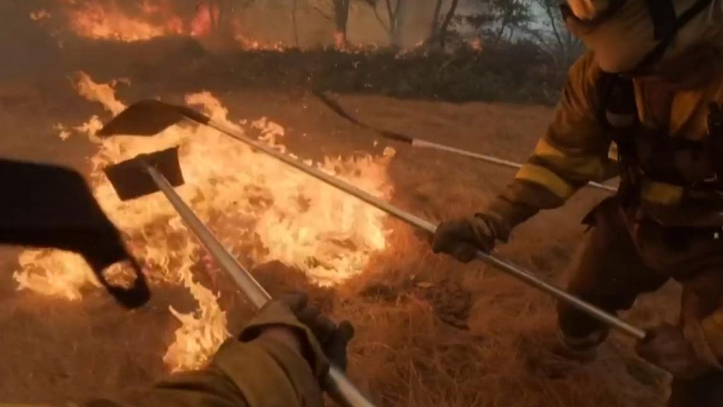 La lucha de los bomberos contra la oleada de incendios en España, vista en un vídeo en primera persona