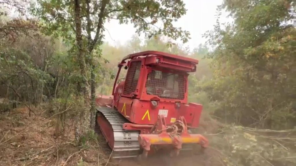 La maquinaria pesada y los drones se suman a la lucha contra los incendios en los montes