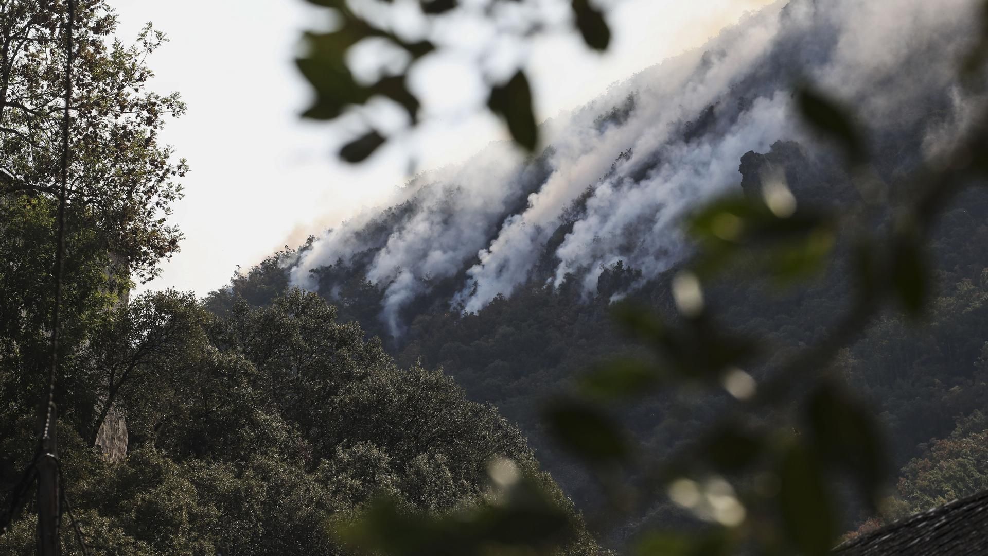 Los incendios rebajan la presión en Castilla y León, pendiente de Sanabria y norte de León