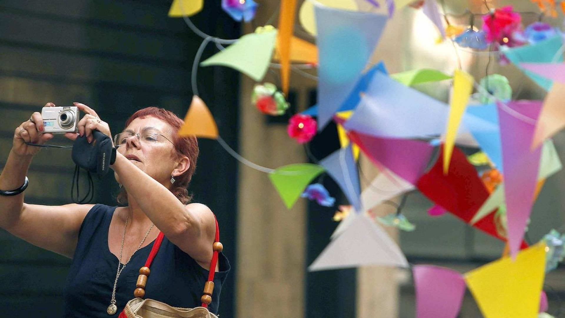 Mujer fotografiando una de las calles de Gràcia