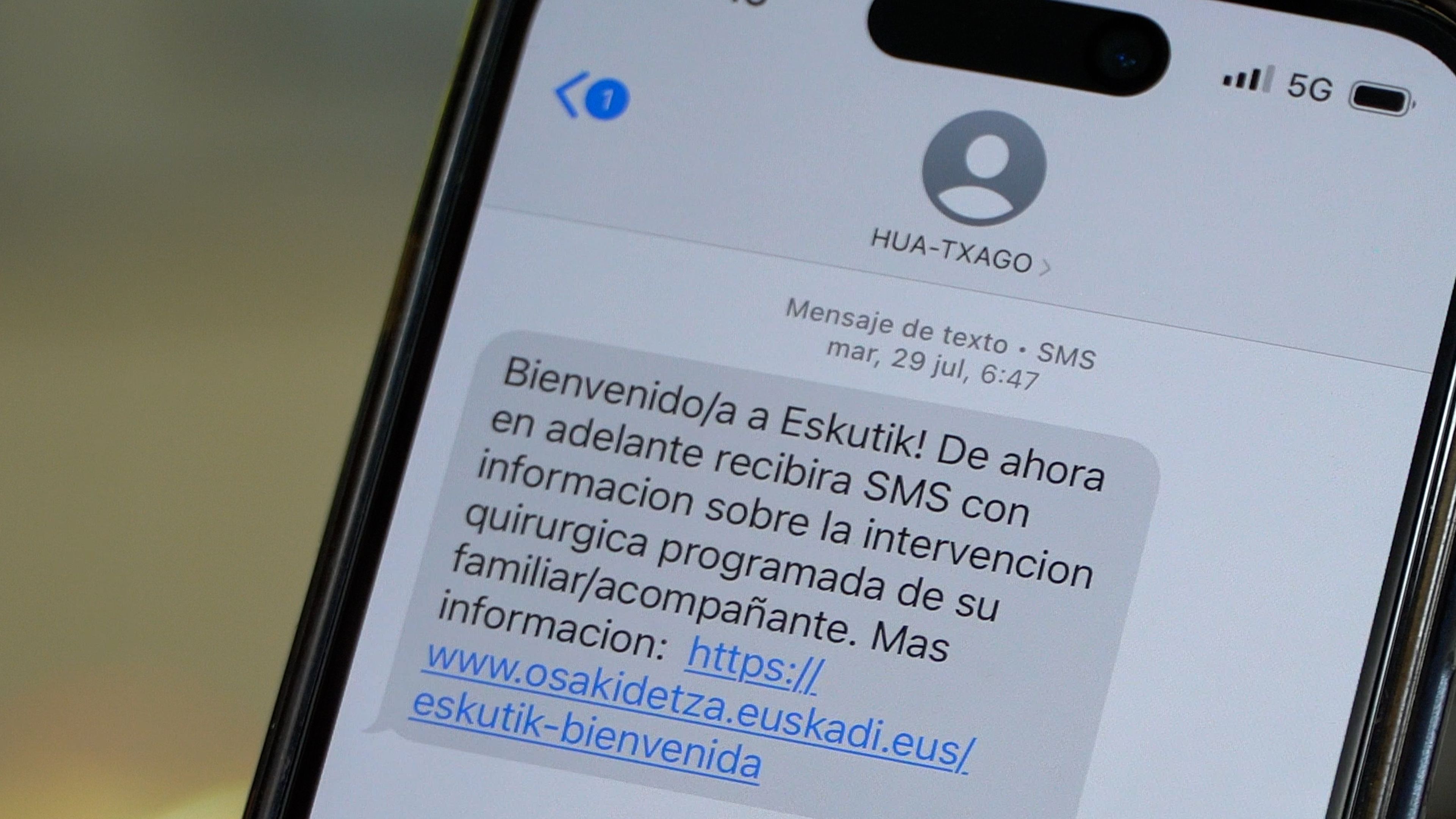 Ocho hospitales de la red de Osakidetza han puesto en marcha el sistema de mensajes 'Eskutik'