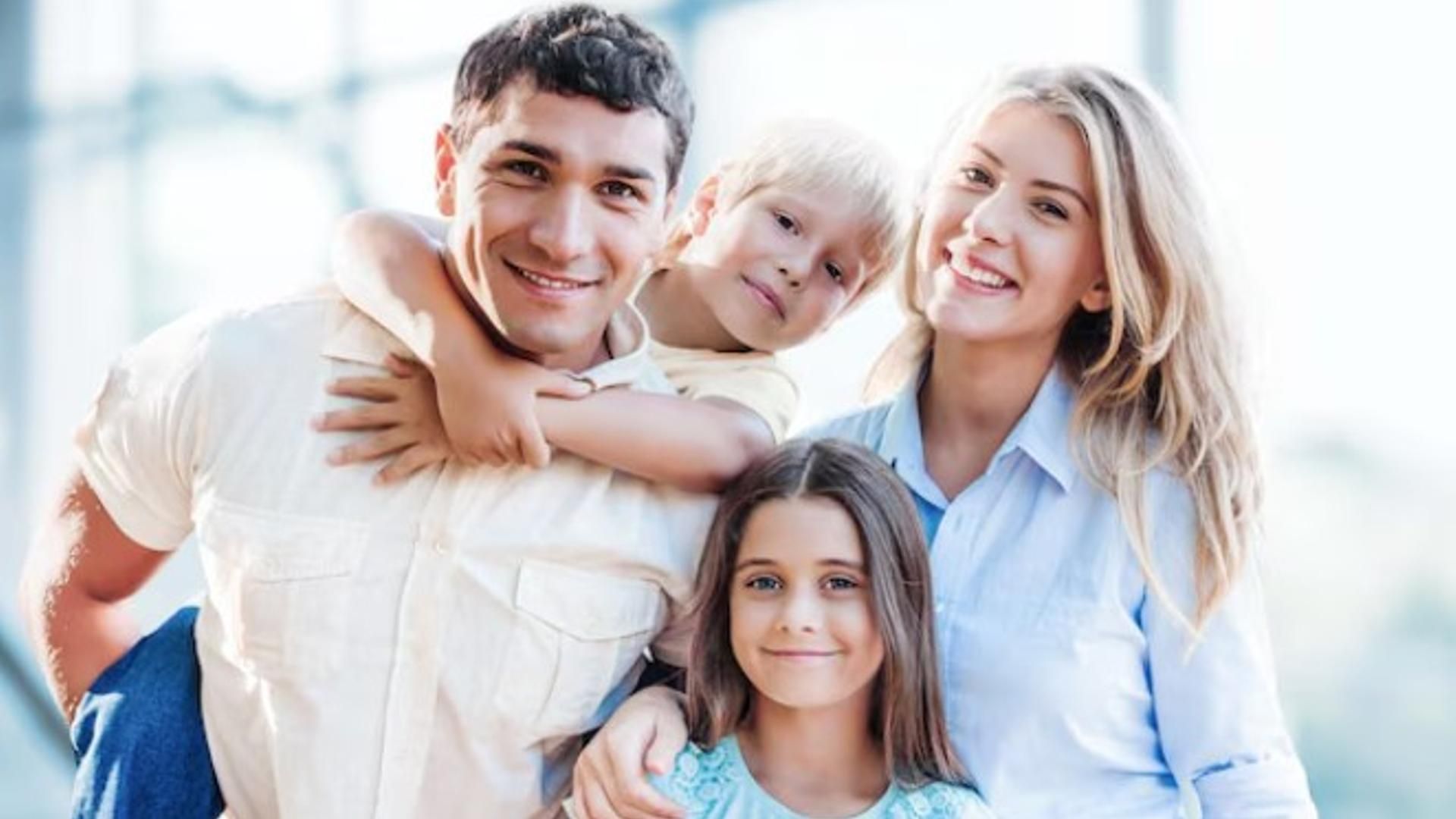 Padres, madres e hijos aprenden a comunicar a través del diálogo