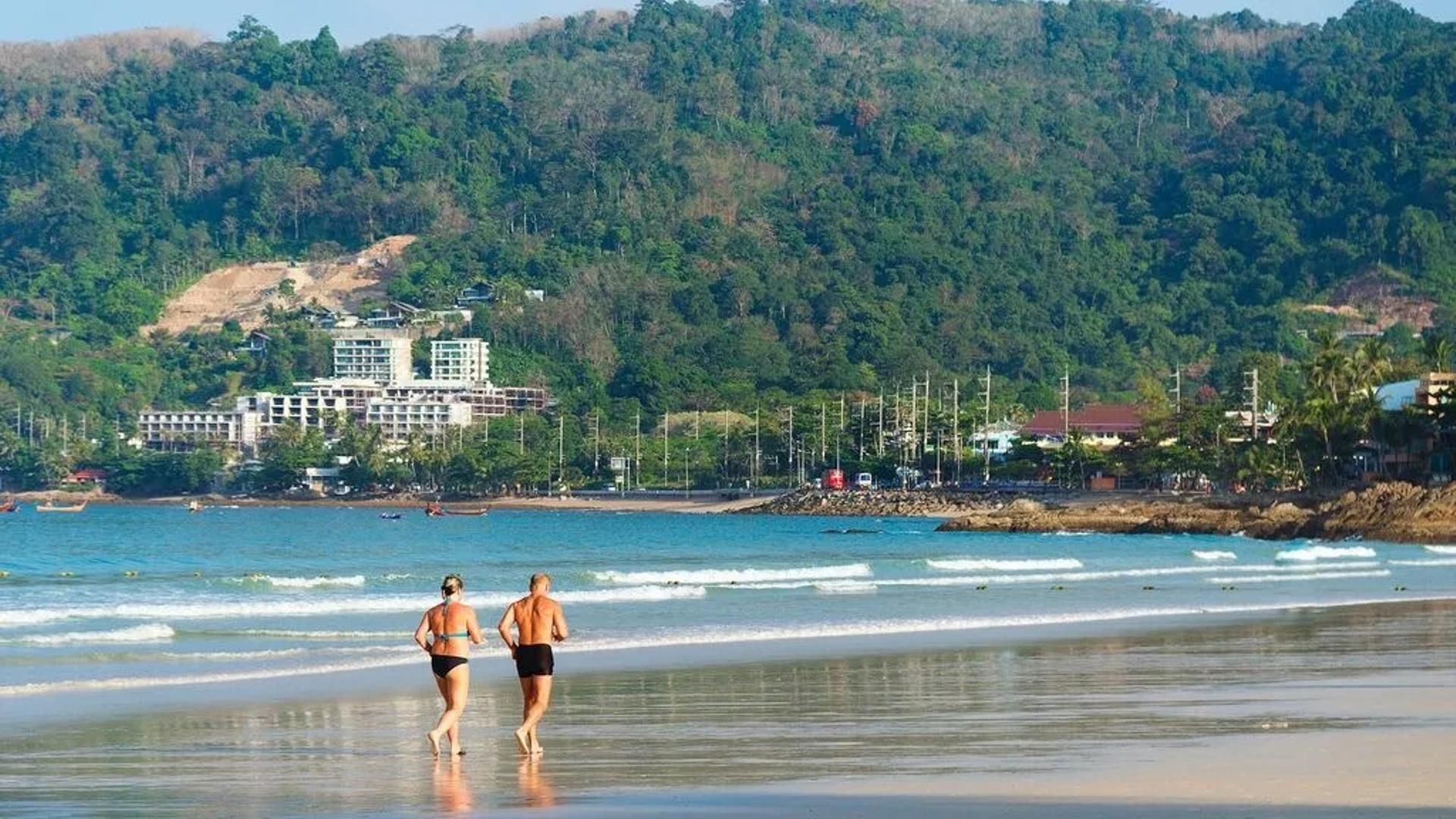 Recorriendo una playa durante el verano