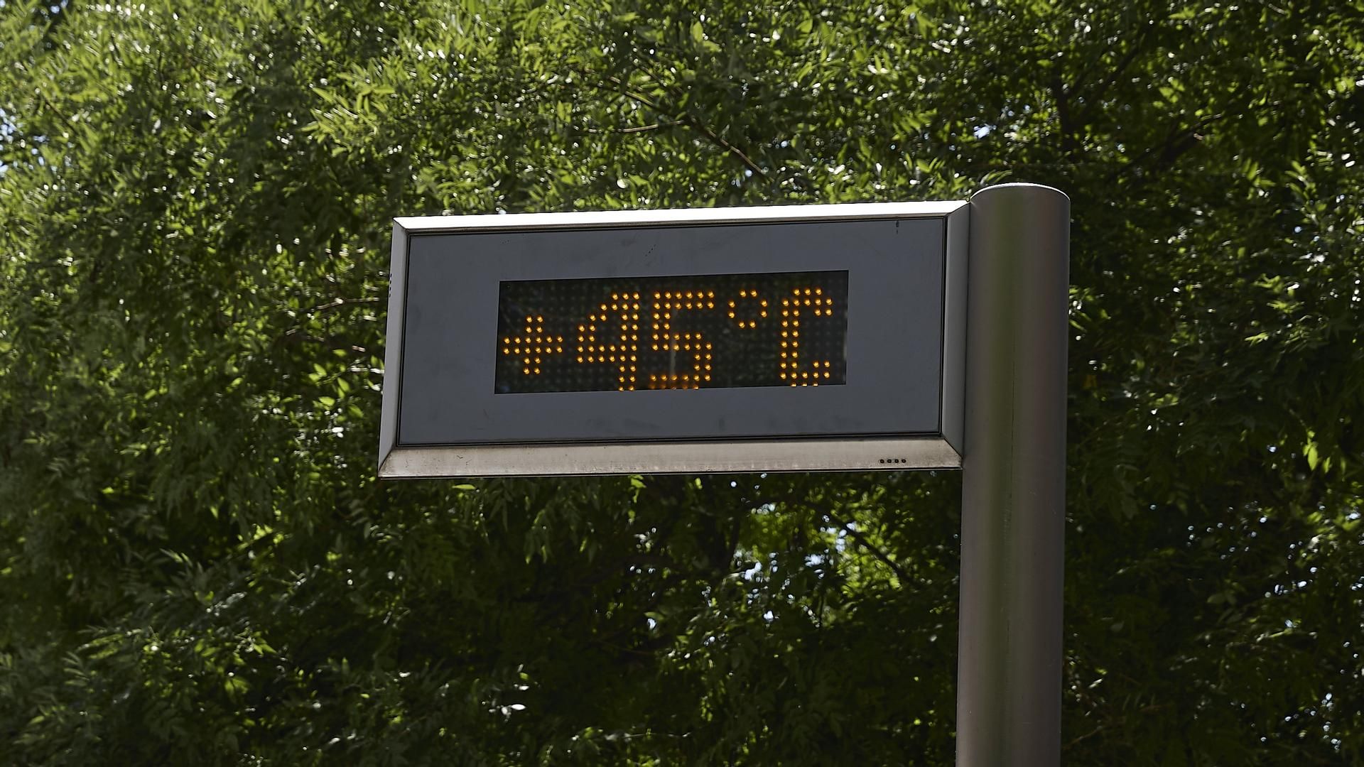 Termómetro marcando +45 grados en plena ola de calor