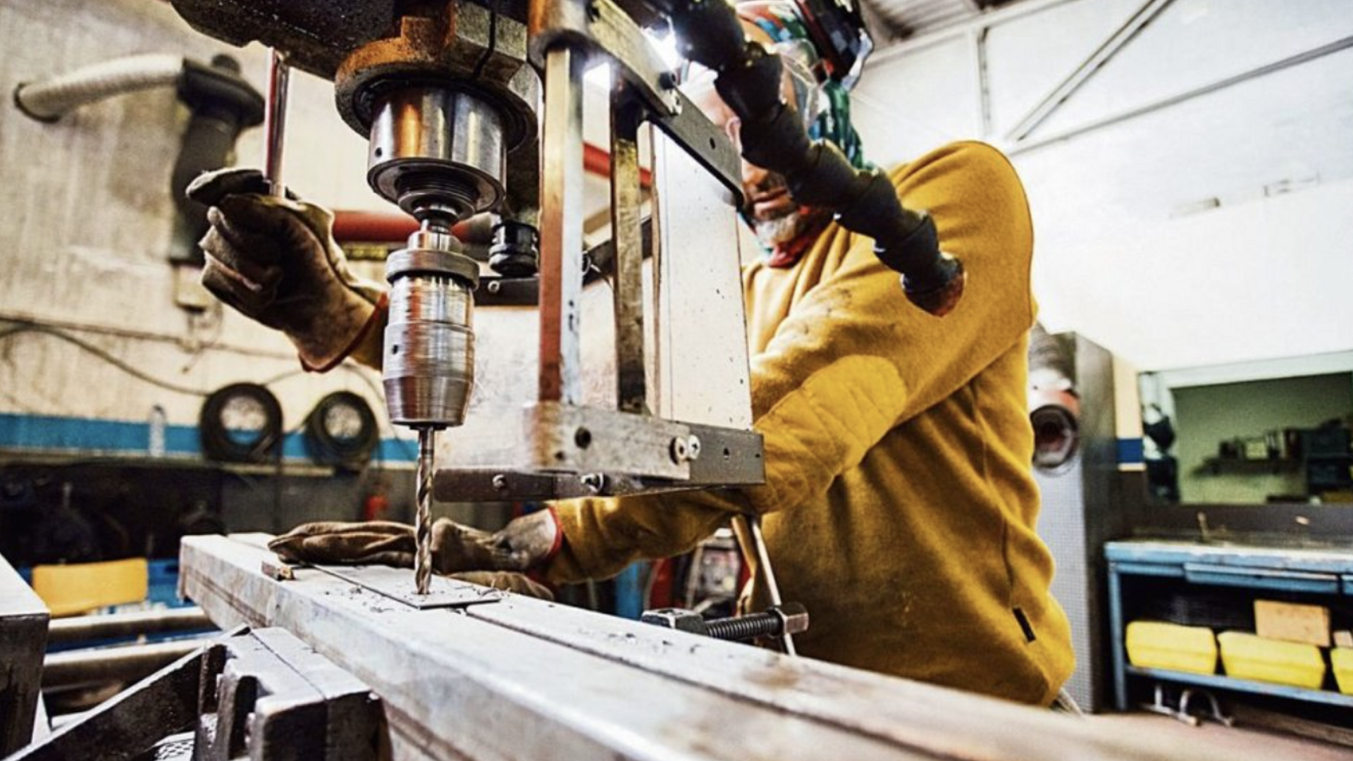 Un hombre trabajando en el taller
