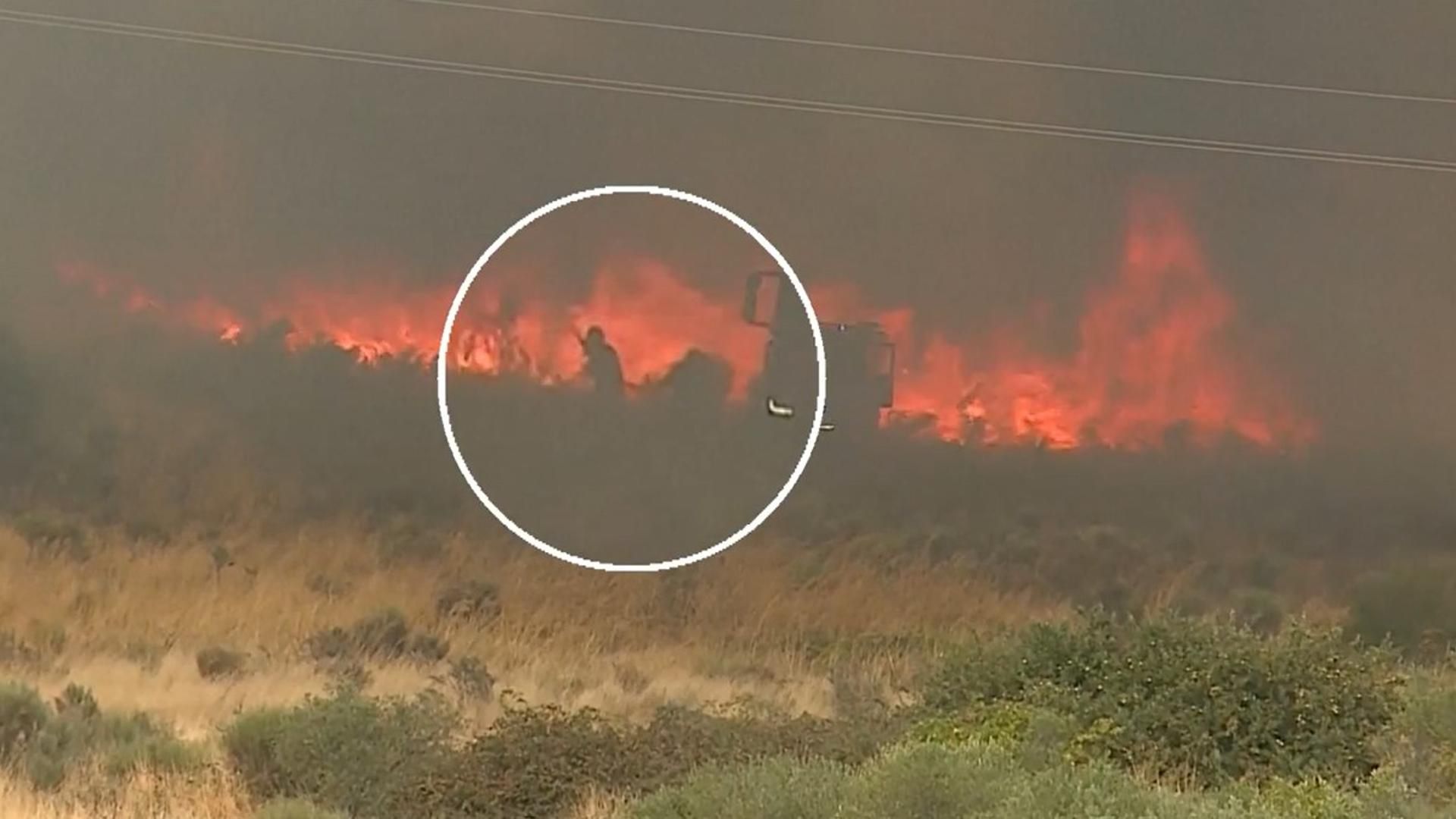 Acorralados por una muralla de fuego: tres bomberos portugueses huyen de las llamas por un giro del viento y uno resulta herido grave