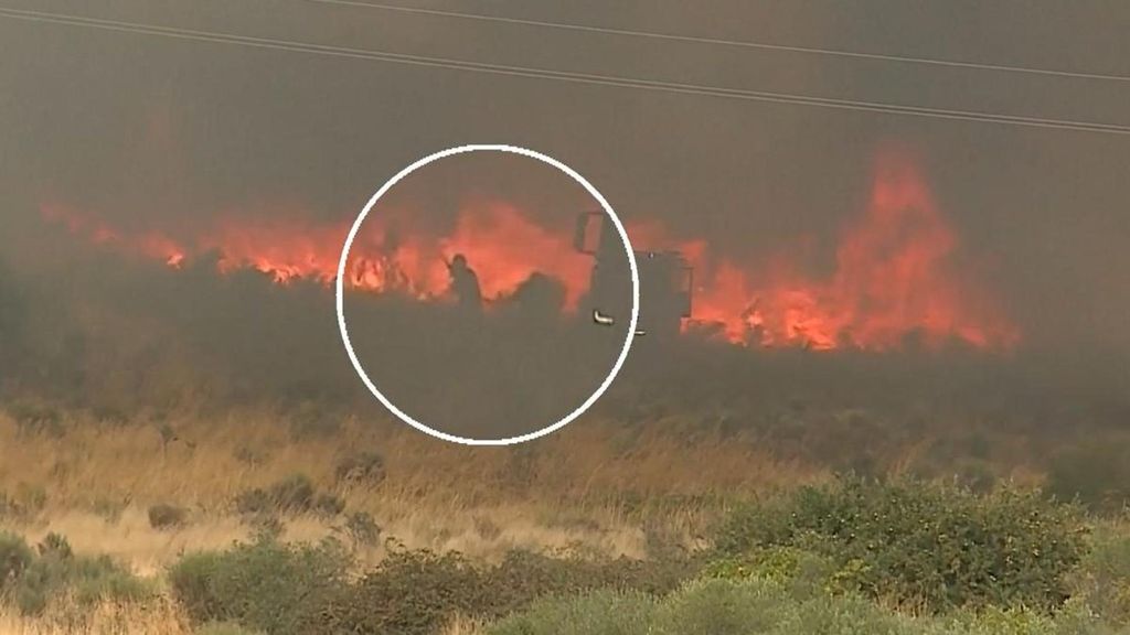 Acorralados por una muralla de fuego: tres bomberos portugueses huyen de las llamas por un giro del viento y uno resulta herido grave