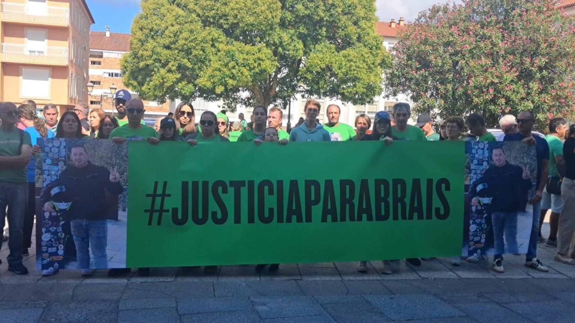 Allegados a Brais Otero, el motorista arrollado en julio, protestan ante los juzgados de Tui