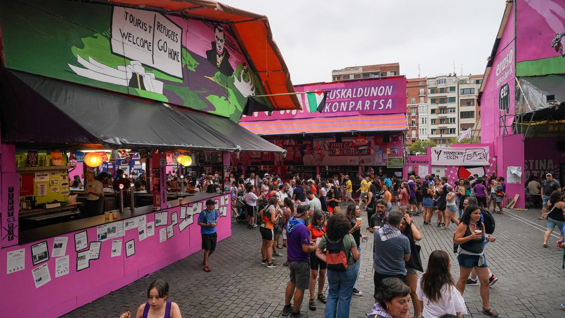 Cientos de personas disfrutan de la Aste Nagusia