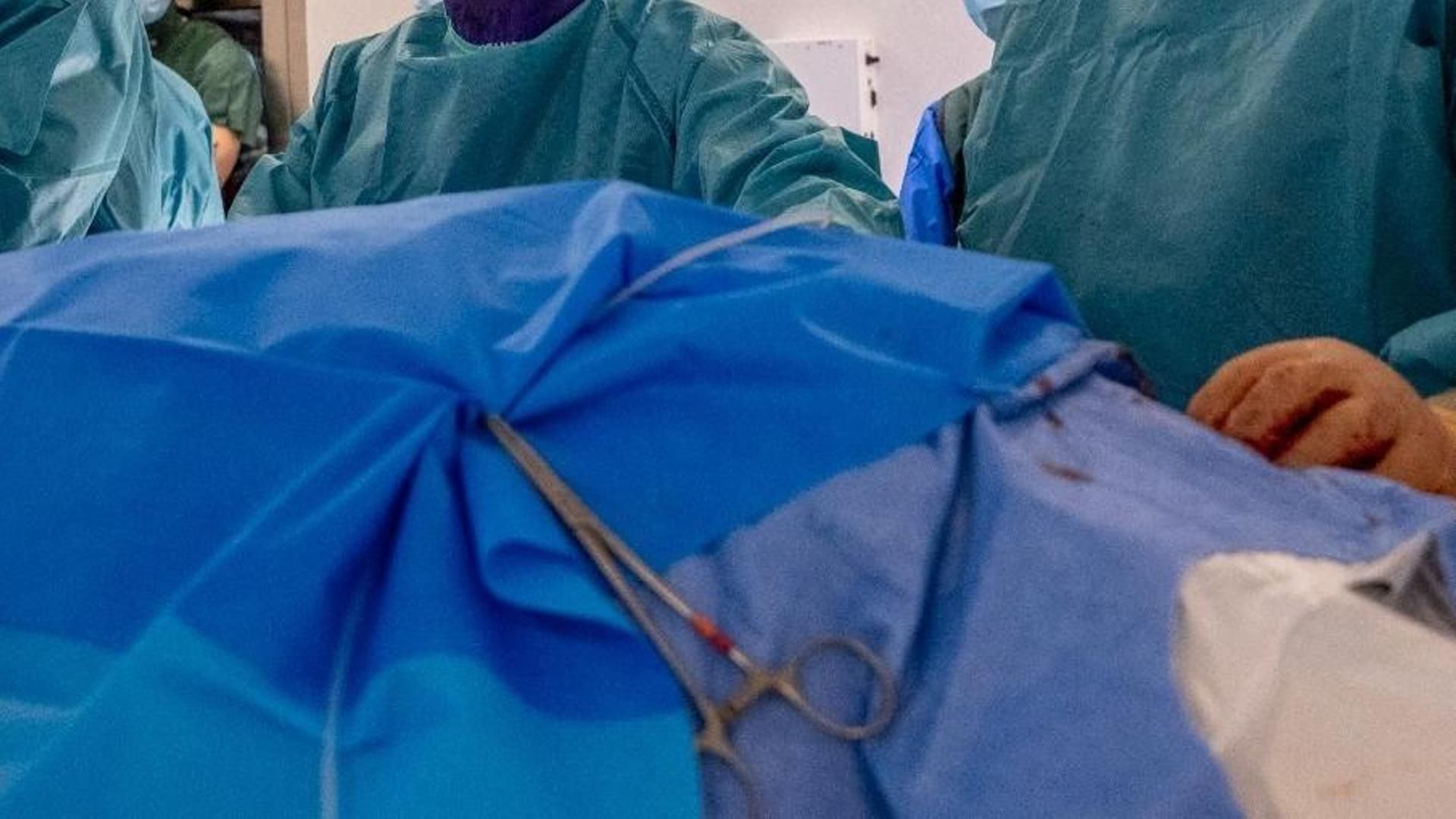 Detienen en Alicante a un cirujano tras morir su padre al que presuntamente operó en casa: le amputó varios dedos