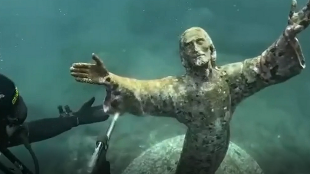 La figura del Cristo fue colocada en 1954 en honor a las personas que han perdido la vida en el mar