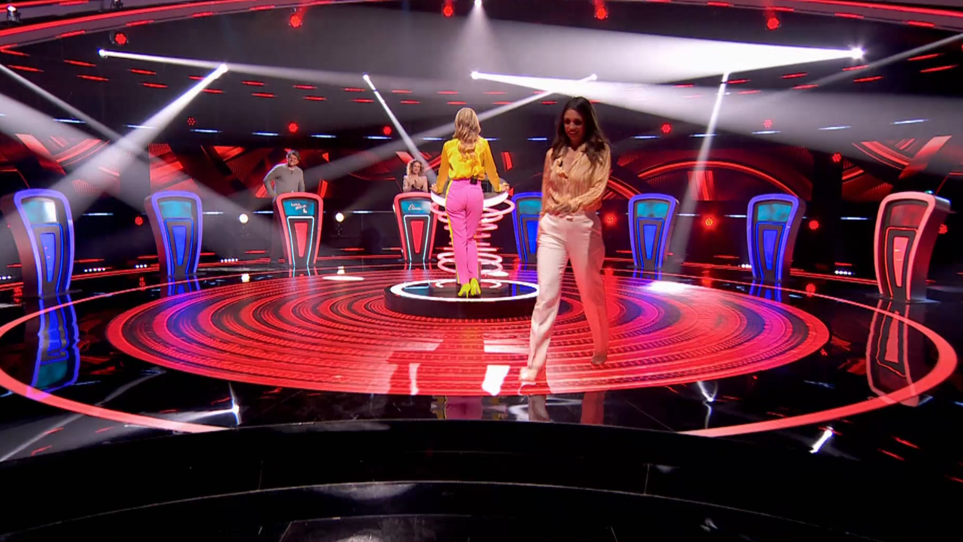 Elena Furiase sale del plató