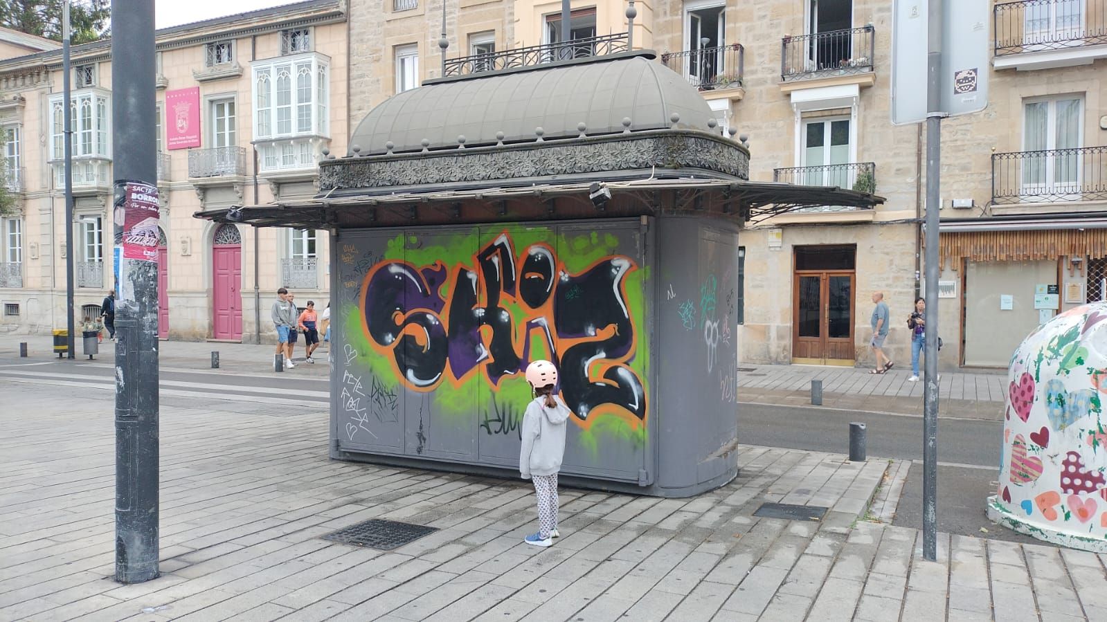 En estos años, el quiosco ha sido cubierto de pintadas