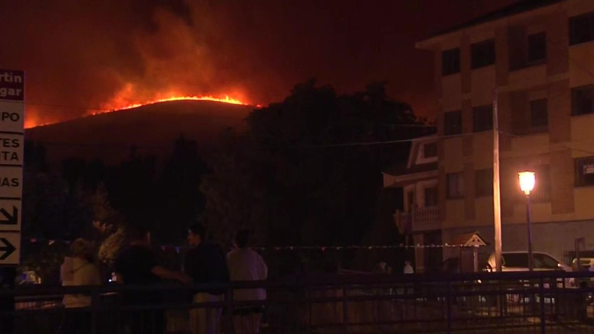 Horas de tensión en Igüeña, León, ante el avance de un incendio que amenazaba a todo el pueblo