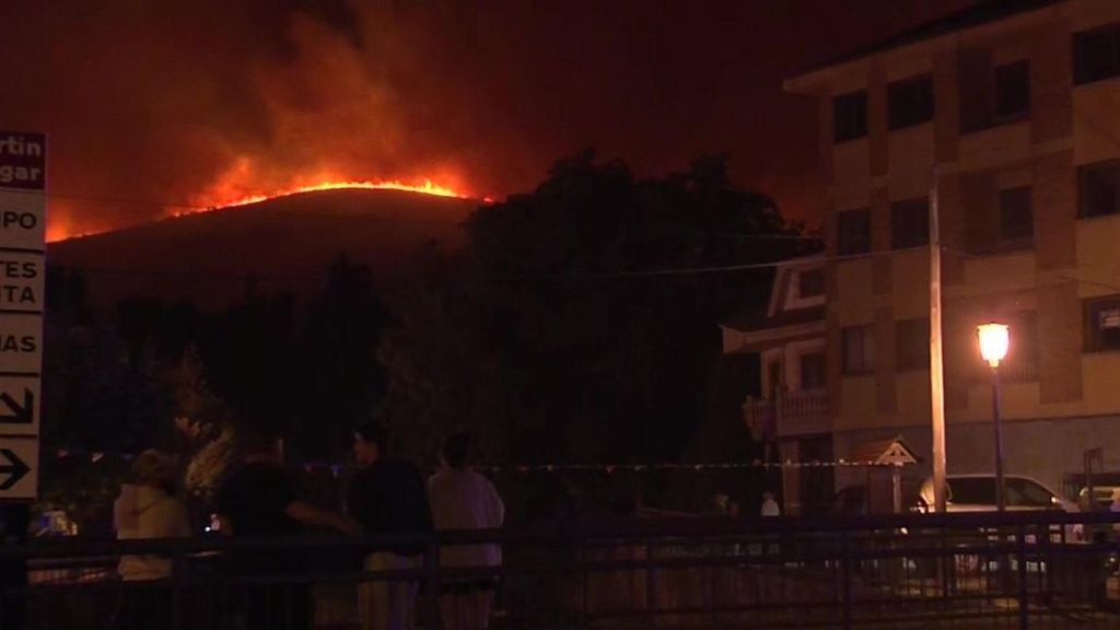 Horas de tensión en Igüeña, León, ante el avance de un incendio que amenazaba a todo el pueblo