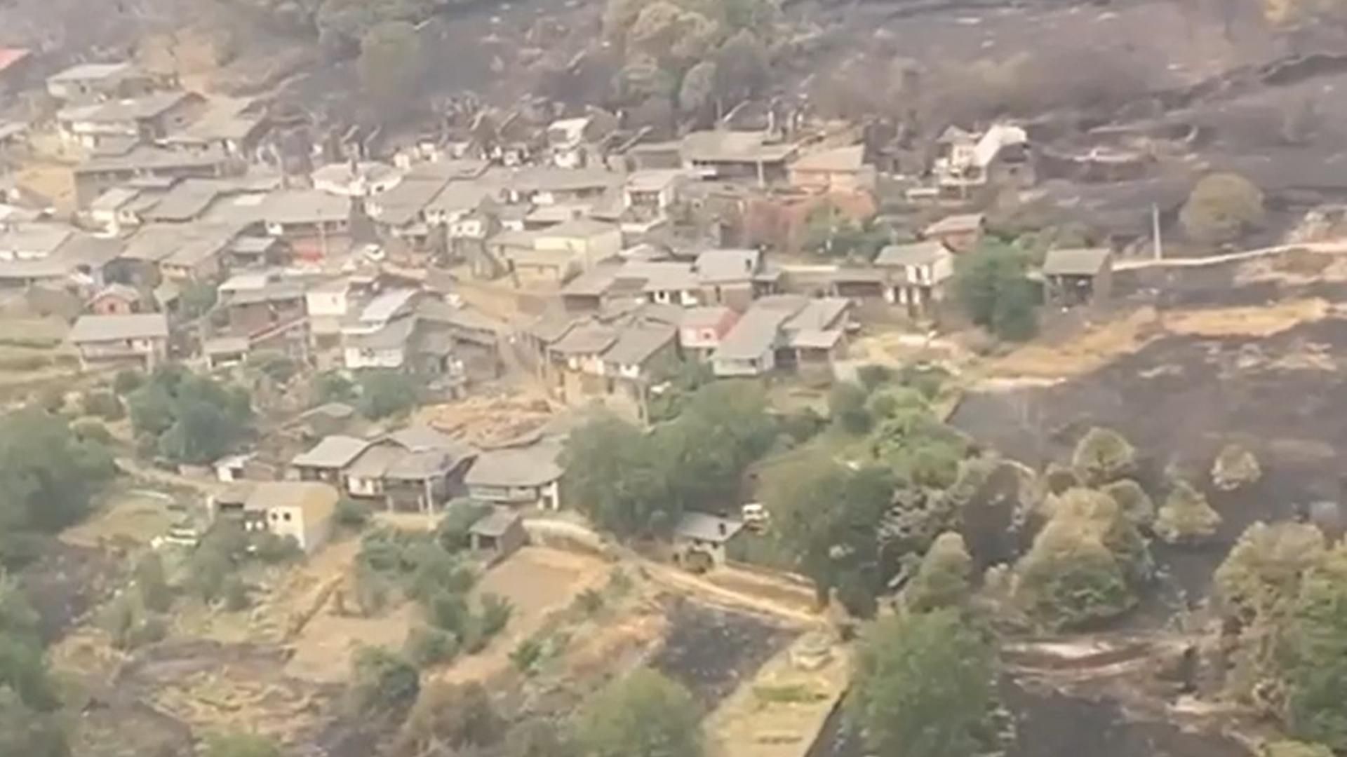 Imágenes aéreas del incendio que ha arrasado la aldea gallega de Cernedo
