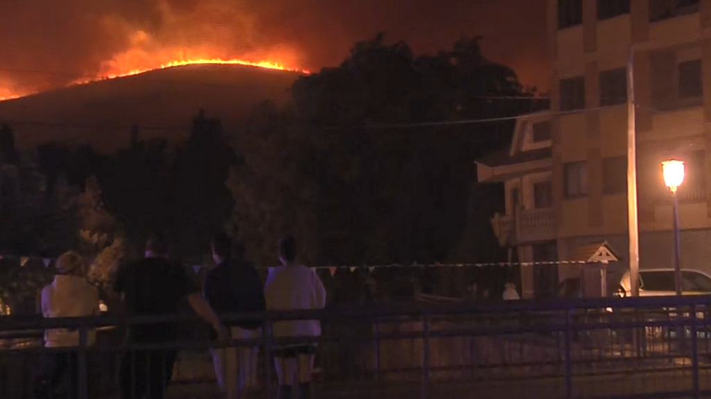 Los vecinos de Igüeña, cercados por el fuego de El Bierzo, se niegan a desalojar