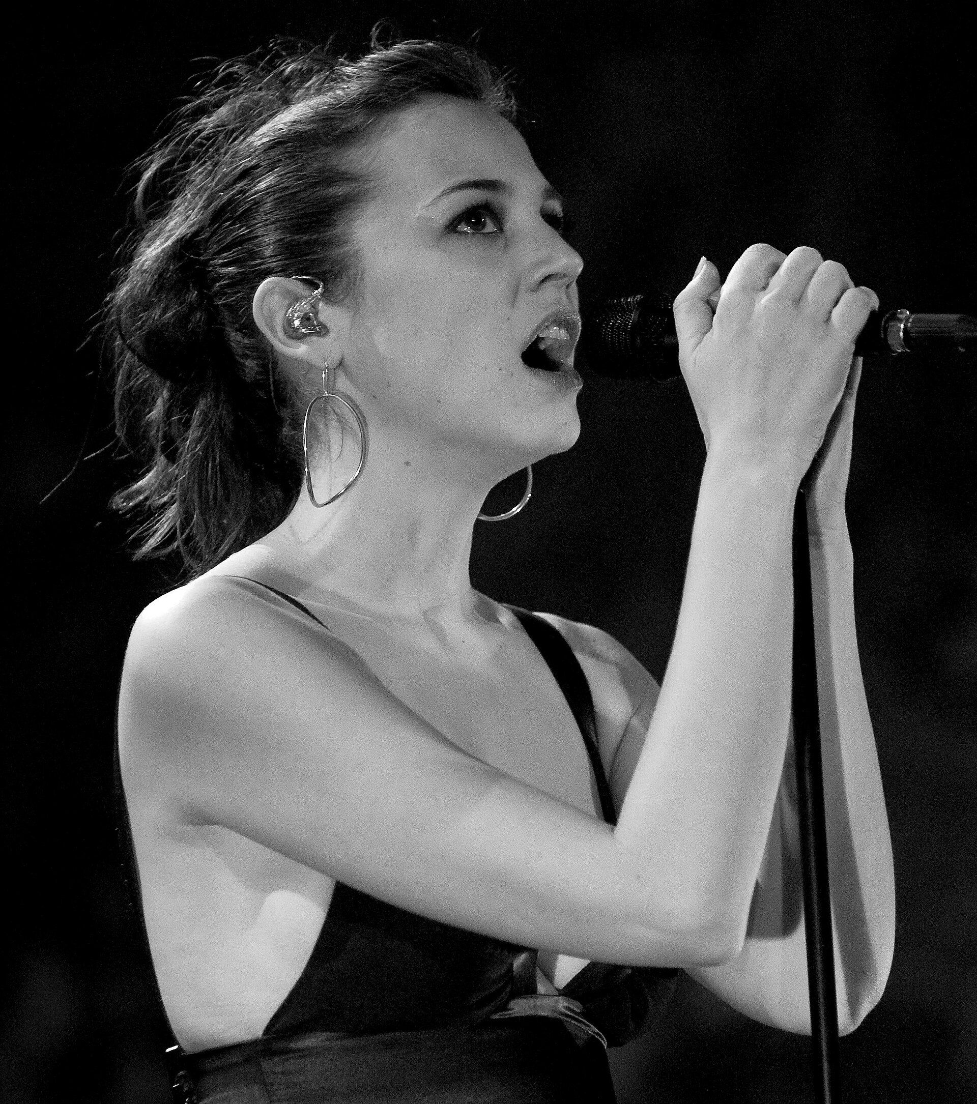 Leonor, en su faceta de cantante