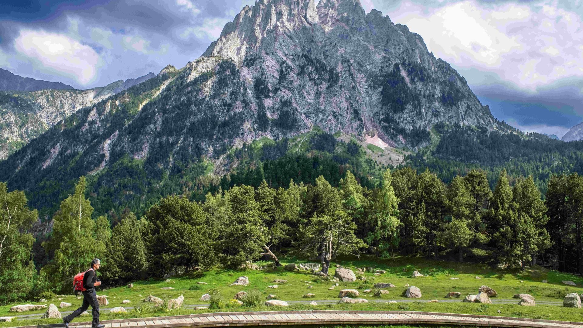Los Picos Encantats vistos desde el lago de Sant Maurici, en el Parque Nacional de Aigüestorte, Pirineos