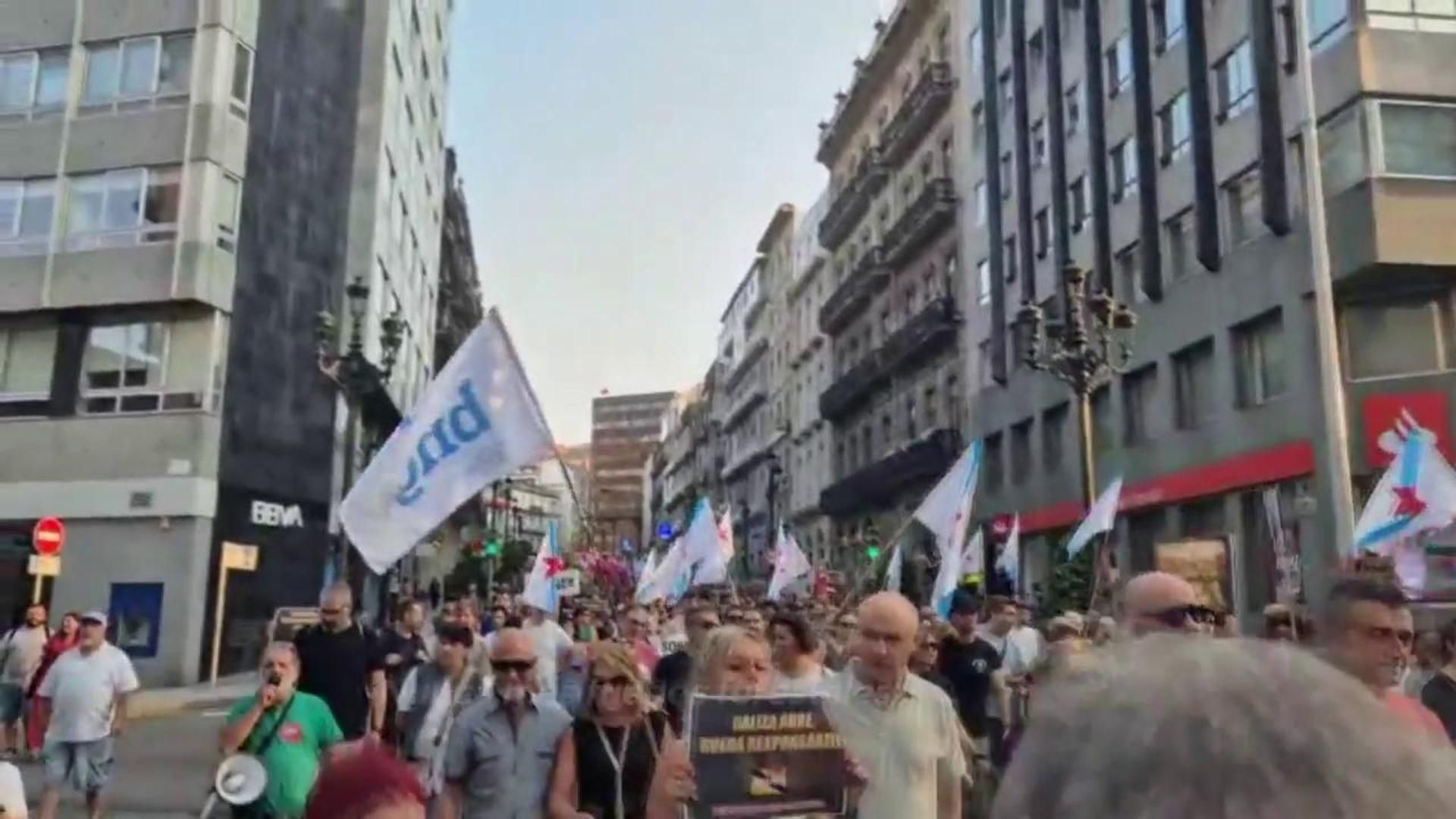 Más de 2.000 personas se manifiestan en Vigo contra la gestión de los incendios