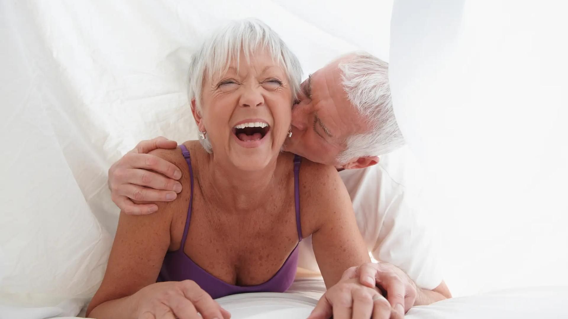 pareja manteniendo relaciones sexuales