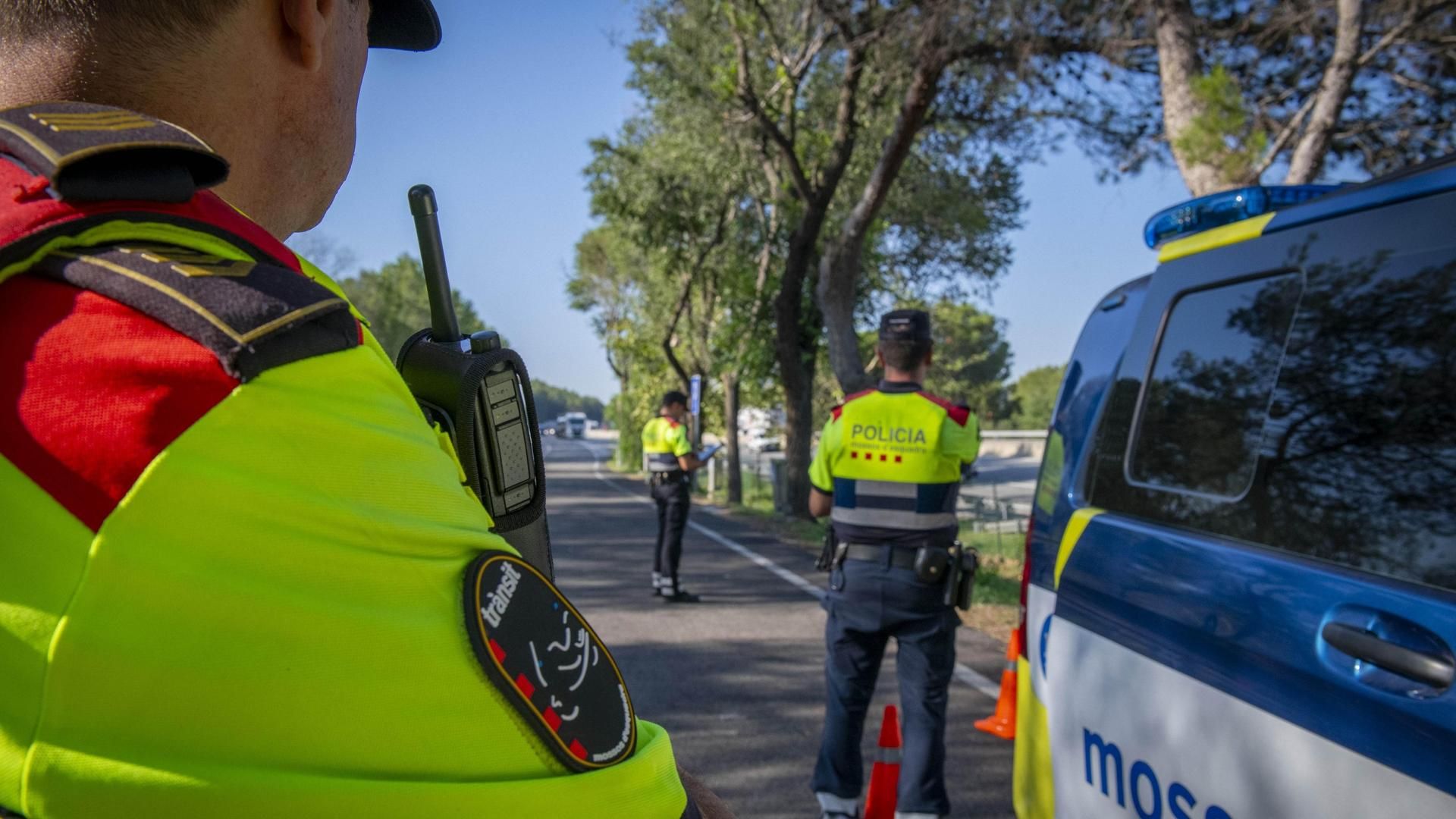 Se cambia por el conductor antes de un control en Barcelona y da positivo por alcohol y cocaína