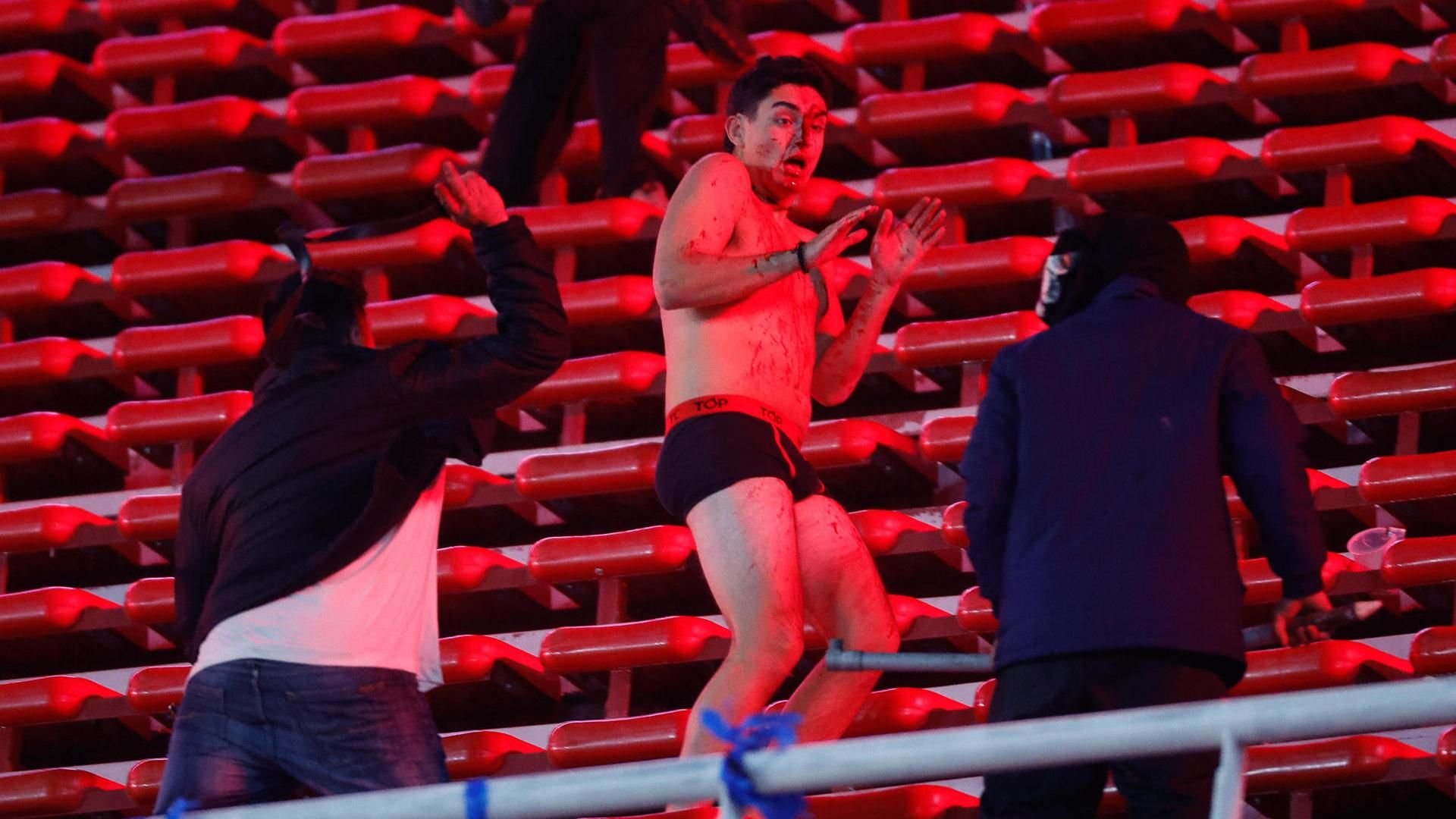 Suspenden el partido Independiente-Universidad de Chile de la Copa Sudamericana tras un altercado que ha dejado 200 heridos y más de 100 detenidos