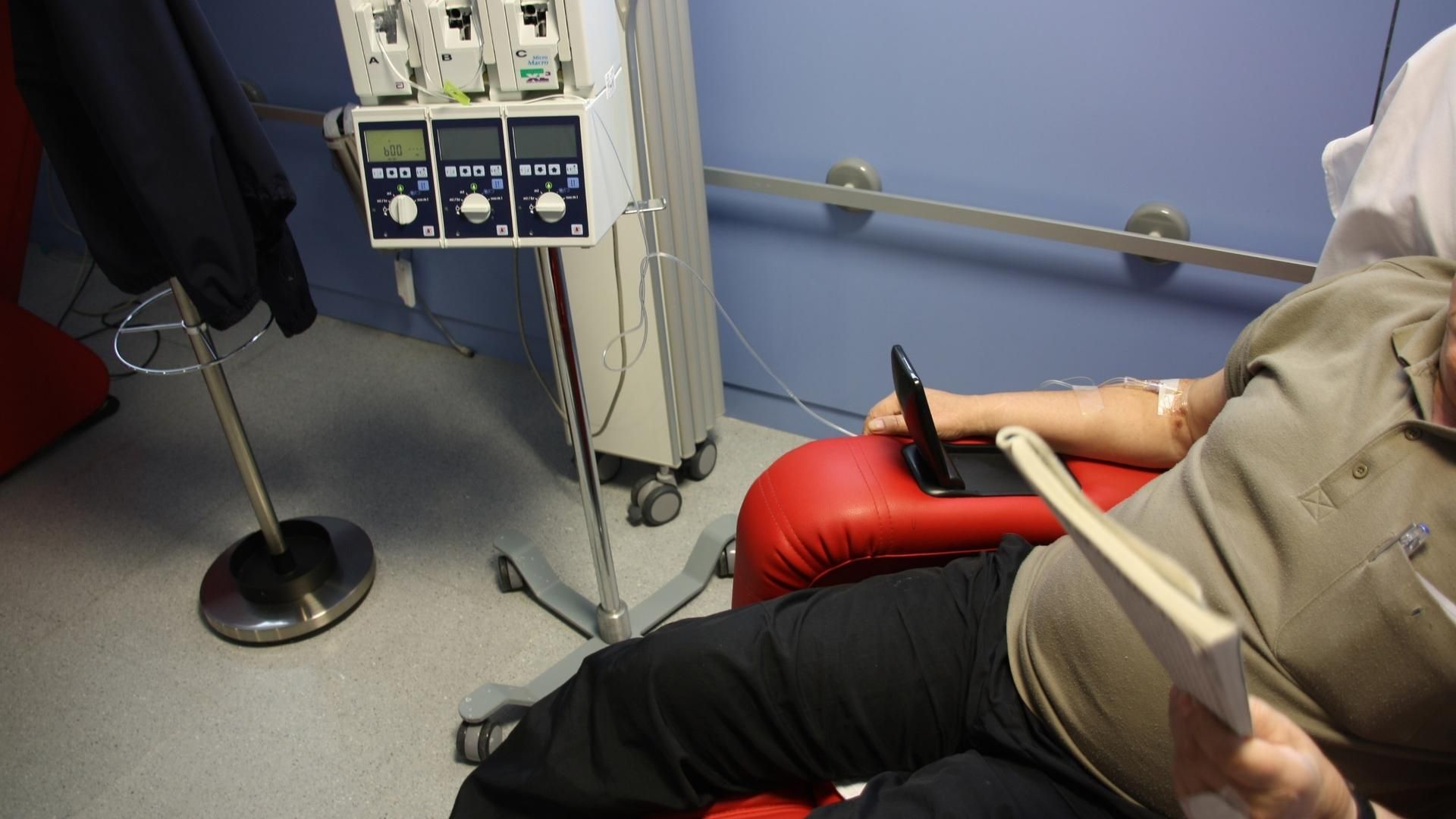 Un paciente en una sesión de quimioterapia